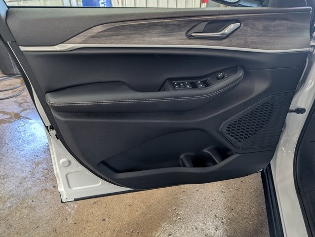 2026 Jeep Grand Cherokee L Laredo Altitude